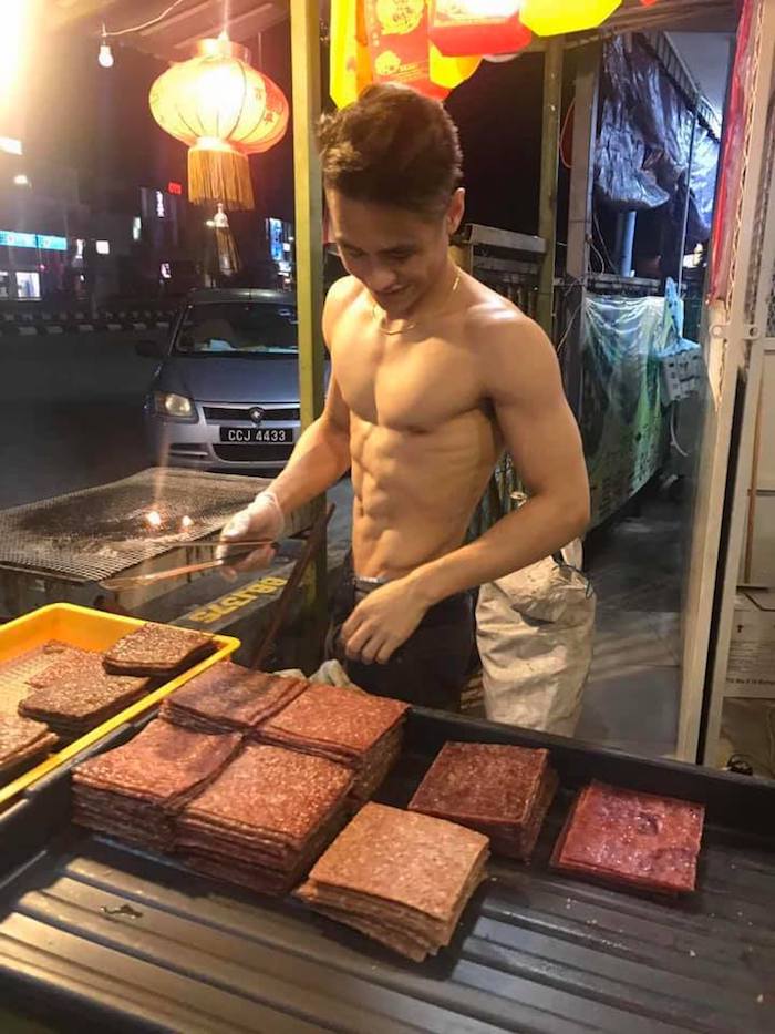 爆肉馬來西亞天菜肉乾俠！裸上身賣肉乾超誘人！
